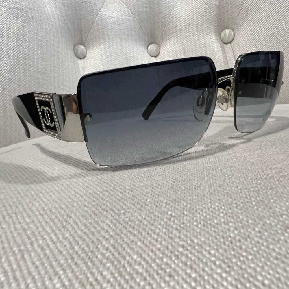 Chanel rhinestone sunglasses 🕶️